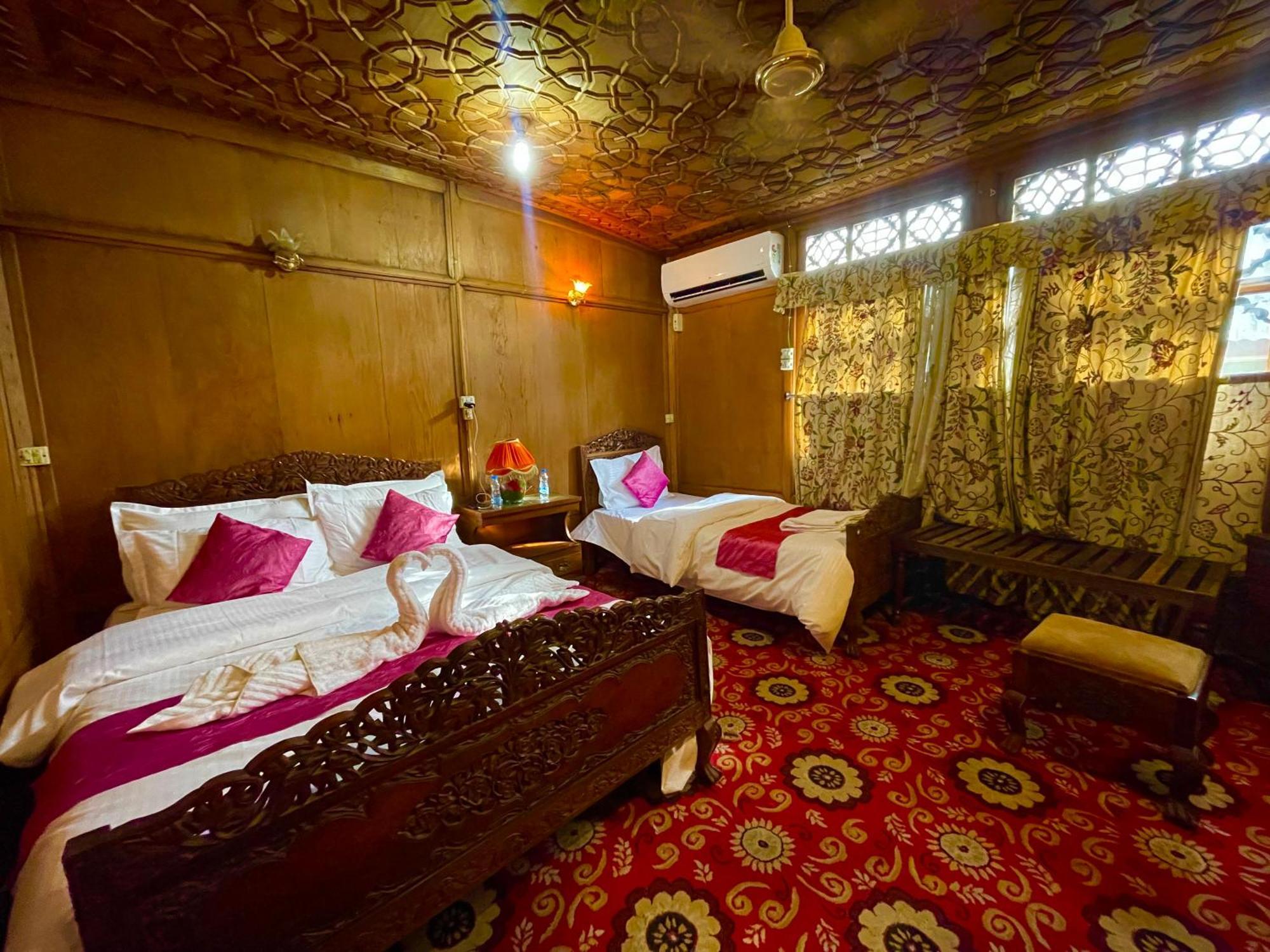 New Sea Palace Houseboats Srīnagar Exteriér fotografie